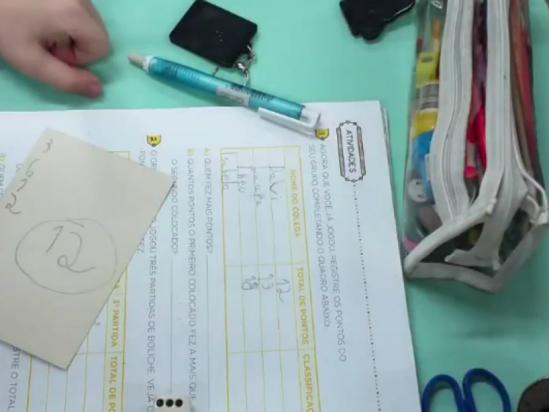 A turma do 1° ano B, juntamente com a professora Áurea, desenvolveu um trabalho em grupo na segunda semana de julho.